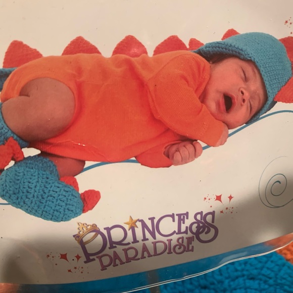 Crochet Dinosaur baby Hat n booties for baby - Picture 1 of 4